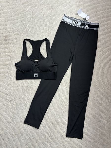 Modedesigner-Yoga-Workout-Set, sexy Damen-Trainingsanzug, geschnittene Neckholder-Weste, schmale Leggings mit Brustpolster