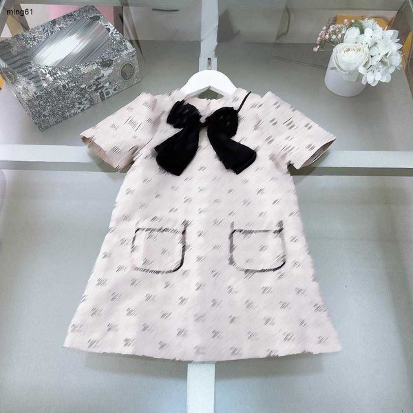 Marken-Kinderkleid, schwarzer Fliege-Mädchenrock, Größe 100–150, kurzärmelige Denim-Babykleidung, vollständig bedrucktes Kinderkleid mit Buchstaben-Logo, 20. Januar