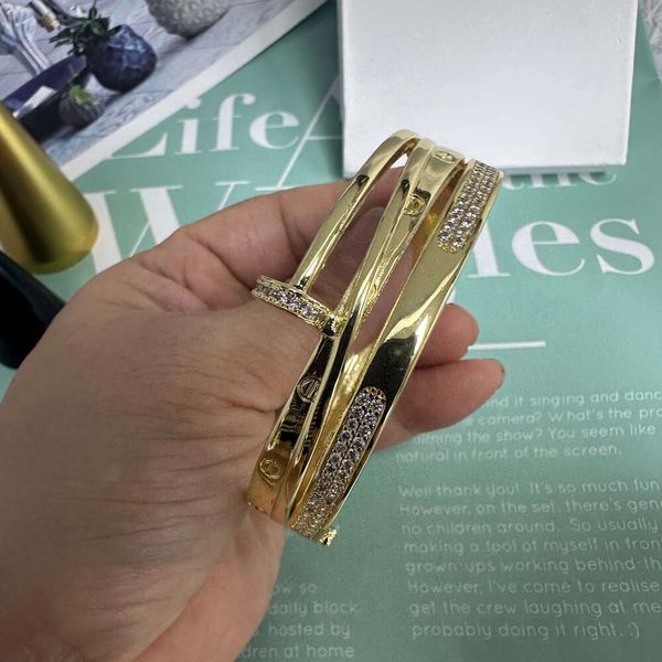 Модные 18-каратные позолоченные дизайнерские браслеты-манжеты с полным прокладкой, медные браслеты для ногтей для женщин и девочек, цветочный жемчуг, потертое золото