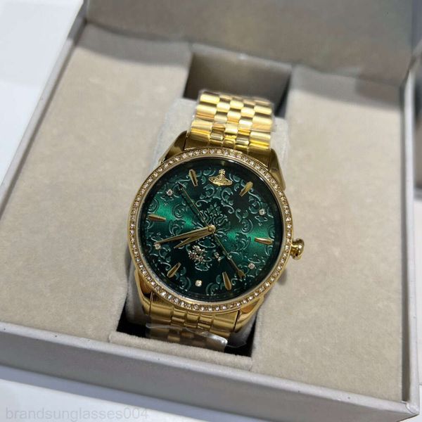 Viviane Westwoods Uhr Vivienen Westwood Empress Dowager Jacquard Quarzuhr mit geschnitztem rotem Zifferblatt Saturn Kleine goldene Uhr Rosérote Damenuhr