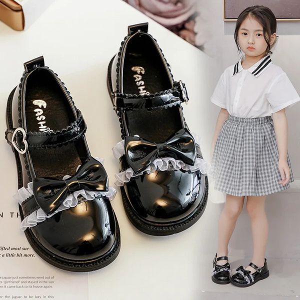 Performance per bambini Mary Janes Lace Lolita Fashion Girls PU Lucida superficiale Mary Janes Hook Loop Kids Cute Black Shoes 240122