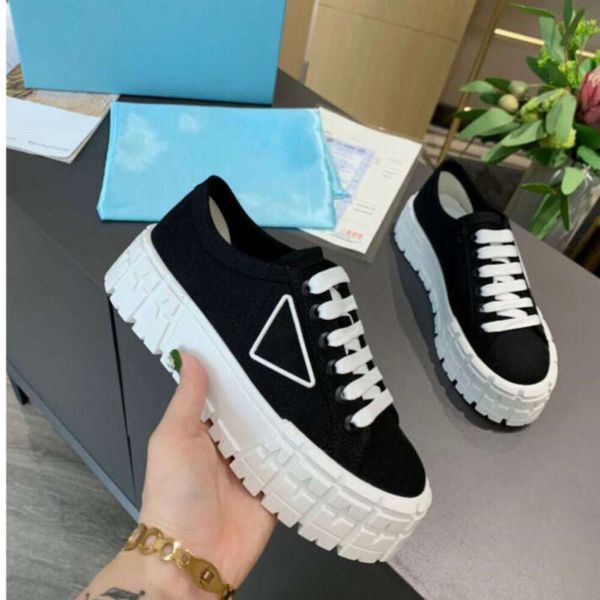 Double Wheel Damen Nylon Freizeitschuhe Gabardine Klassische Canvas Sneakers Marke Wheel Lady Stylist Trainer Mode Plattform Feste Höhe AAAA