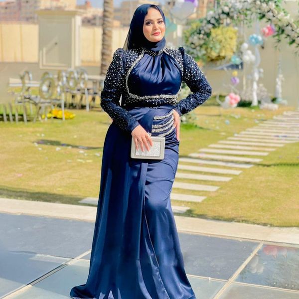 Marineblaue muslimische Abendkleider, Perlen-Pailletten-Faltenkleid für besondere Anlässe, seitlicher Zug, Satin, Arabisch, Dubai, Kafan-Robe de Soiree