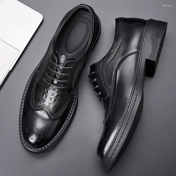 Sapatos de vestido masculino esculpido estilo britânico na moda negócios casual sapato de couro primavera / outono mens casamento zapatos