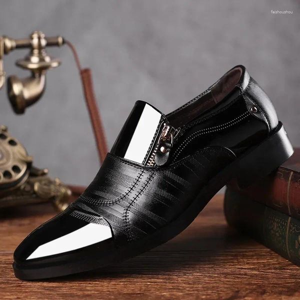 Scarpe eleganti da uomo di lusso, casual, in pelle verniciata, alla moda, con tacco basso, eleganti mocassini in stile britannico