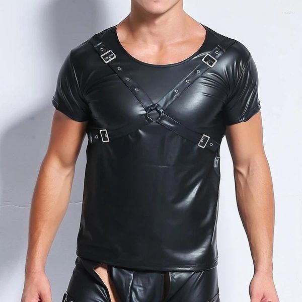 T-shirt da uomo T-shirt nera in pelle PU sexy T-shirt slim con rivetti fasciatura Top a maniche corte T-shirt da uomo effetto bagnato Latex Nightclub Catsuit