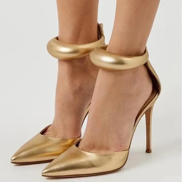 Abendschuhe, goldfarbenes Metallic-Leder, spitzer Zehenbereich, Knöchelriemen, hohe Absätze, Ausschnitte, flacher Reißverschluss, Stilettos, Bankett