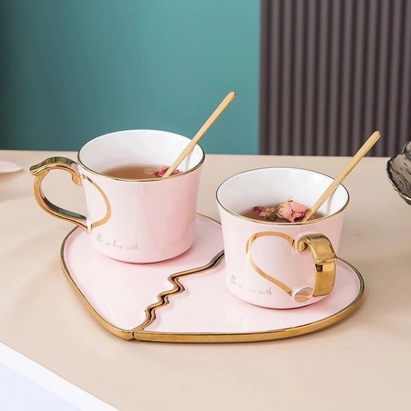 Пара кофейных чашек в форме сердца с соусом и ложкой на золотом кольце, креативный набор чайных чашек, керамическая посуда, роскошный подарок для свадебной пары 240125