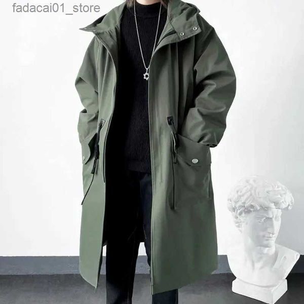 Trench da uomo 2023 Primavera Autunno Army Green Giacca a vento Moda Uomo di media lunghezza Casual Cappotto con cappuccio da uomo Daily High Street Cappotto Abbigliamento maschileQ240125