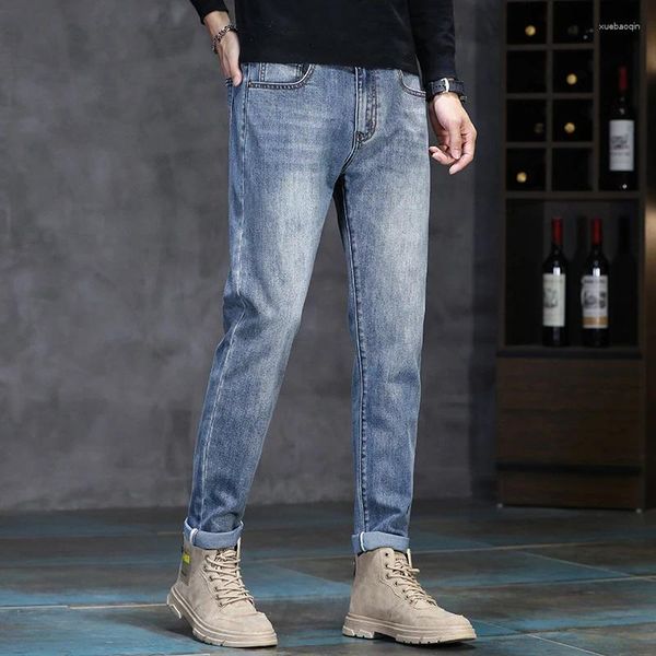 Jeans da uomo 2024 Moda uomo Semplicità Vita media Dritto Gamba stretta Pantaloni in denim elasticizzato chiaro blu Streetwear Pantaloni slim fit
