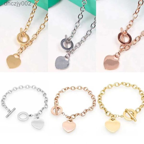 Bracciale con collana da donna di design di fascia alta Set di cuori deluxe in oro 18 carati Ragazza regalo di amore di Natale Gioielli in acciaio inossidabile Piccola scatola di carta per pacchetto PX6P