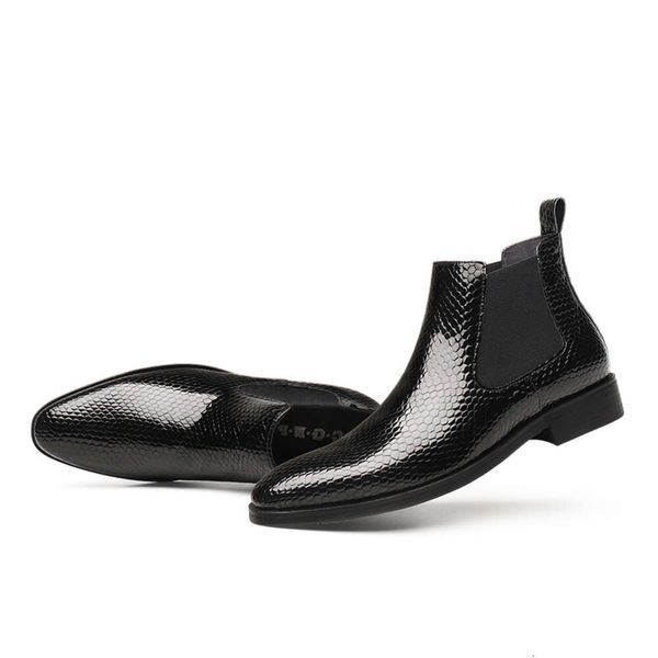 2023 Autunno in pelle verniciata Nero Abito retrò da uomo Stivali da cowboy alla caviglia Slip-on Scarpe alte Punto sociale da uomo