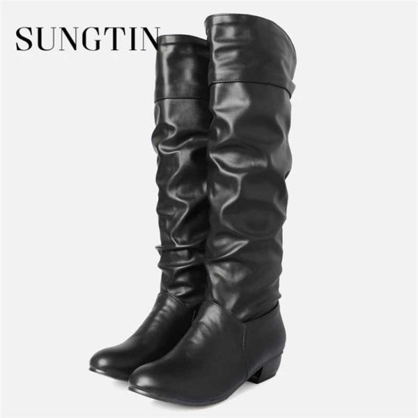 Sapatos de vestido Sungtin 2023 Novas Mulheres Faux Couro Joelho Alto Botas de Equitação Senhora Casual Botas Planas Preto Branco Feminino Básico Botas Longas Big SizeL231228