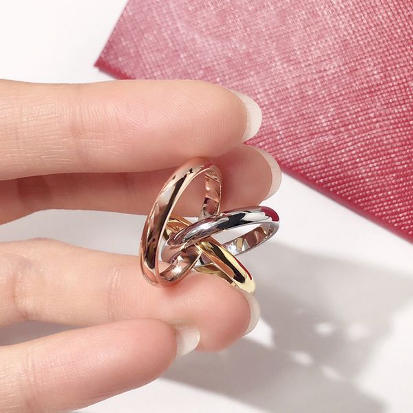 Trinity Ring Charms Tricyclic Crossover için Kadın Tasarımcı Boyutu 5-11 Çift Altın Kaplama 18K T0P Kaliteli Moda Lüks Klasik Stil Yıldönümü Hediyesi 007