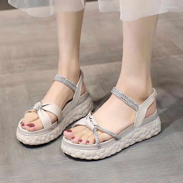 Sapatos de vestido Med 2024 Verão Fora Sandálias Feminino Sapato Tamancos com Salto All-Match Médio Meninas Moda Grosso Flat Clear Slides PU Slippe