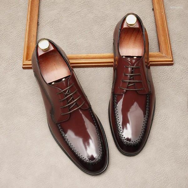 Sapatos sociais masculinos de couro real feitos de couro envernizado de vaca. Traje de casamento de cor brilhante com gravata preta