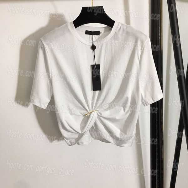 Magliette ritagliate da donna Magliette a maniche corte Top Camicia affascinante con spilla pieghettata di design di lusso