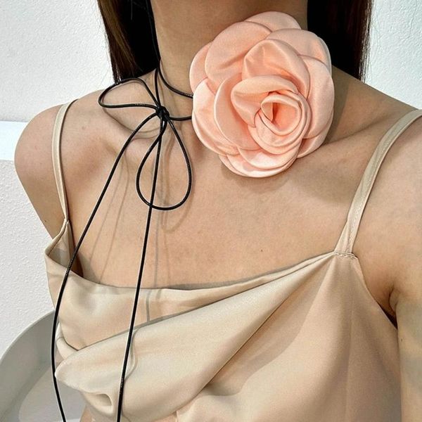Collane con ciondolo Girocollo a fiori regolabile estivo Materiale delicato in stoffa Gioielli per feste Collana con rose per donne e ragazze