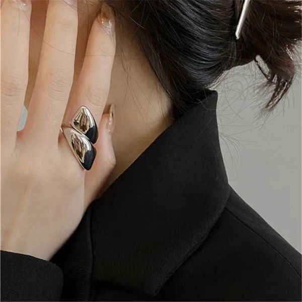 Anéis de banda Xialuoke irregular metal superfície lisa anel para mulheres estilo europeu personalidade índice dedo anel ms menina jóias 240125