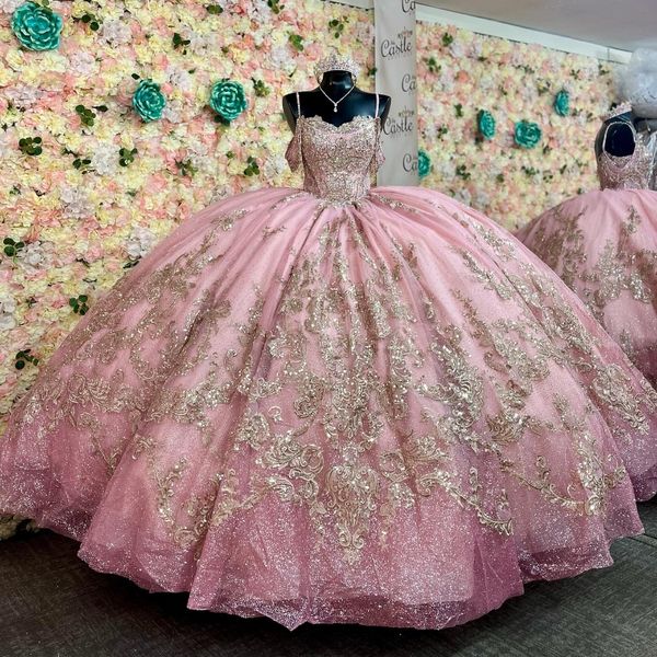 Rosa glänzende Quinceanera-Kleider Spaghettiträger Ballkleid Geburtstagsfeier Vestidos 15 Jahre Goldapplikation Spitze Perlen Prinzessin Süßes 16-Mädchen