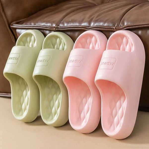 Chinelos Novo Casal de Verão Não-deslizamento Sola Macia Design de Diamante Slides Lithe Cozy Sandálias Homens Mulheres Chinelos Casuais Senhoras Casa Flip FlopsL2401