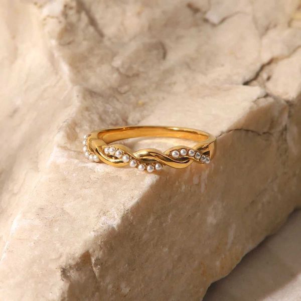 Anéis de banda Uworld Simplesmente à prova d'água Dainty Twisted Pearl Ins Popular 18K PVD banhado a ouro anel de empilhamento de aço inoxidável bague acier inoxydab 240125