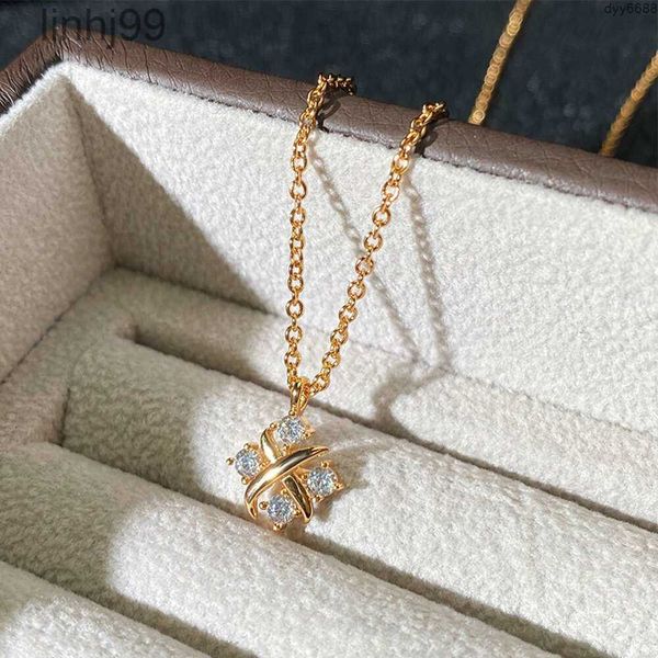 Ожерелья с подвесками, семейное новое золотое ожерелье с бриллиантами в форме креста для женщин, легкое роскошное издание, простое и маленькое, с четырьмя когтями, с бриллиантами 6ndb MVFX