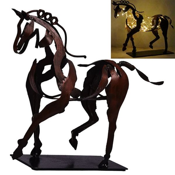 Artigianato per la casa Statua di cavallo in metallo con decorazione a luce LED Statuetta traforata rustica retrò da ufficio Scultura regalo 240123