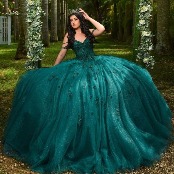 2024 Quinceanera Elbiseler Emerald Yeşil Parlak Pekalı Dantel Aplikler Kristal Boncuklar Omuz El Yapımı Çiçekler Artı Boyut Boyutu Resmi Parti Balo Akşam Elbise