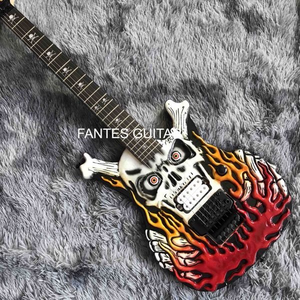Kundenspezifische E-Gitarre mit geschnitztem Totenkopf (Flaming Skull).
