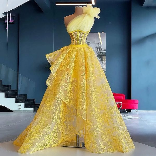 Moda Abito da sera giallo 2024 Una spalla Increspature in pizzo Prom Abiti da festa formale Robe De Soiree Abiti da festa