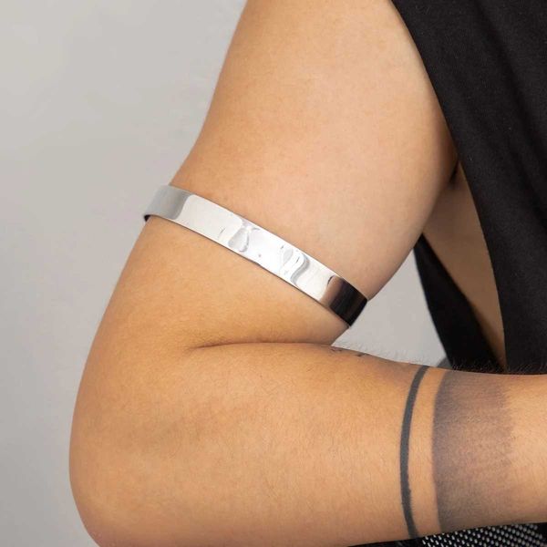 Bangle Salircon Trendy Minimalista Bracciale da braccio superiore per uomo Casual Metallo Stretto Liscio Aperto Bracciale regolabile Bracciale Bracciale Gioielli per il corpo 240125