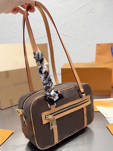 Borsa Cite rettangolare Designer Tela rivestita Due manici lunghi Borse a tracolla Hardware color oro Tasca interna piatta frontale Chiusura con doppia zip Designer di lusso