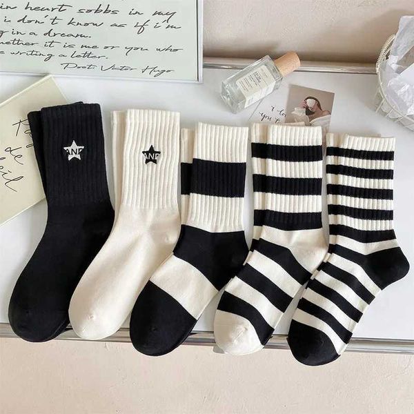 Sportsocken, 5 Paar schwarz-weiß gestreifte Damensocken-Set, minimalistischer Stil, besticktes Pentagramm, Damen-Sportsocken, Baumwollsocken YQ240126