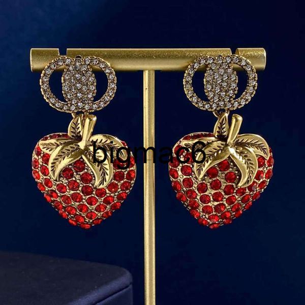 2024Strawberry Diamond Boucles d'oreilles Designer Colliers pour femmes Pendentif Mode Lettre Gold Studs S Hoop Boucle d'oreille gVcciI collier Bijoux Bijoux Nouveau 22031503