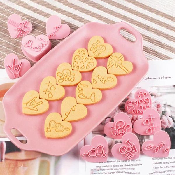 Stampi da forno 10 pezzi taglierina per biscotti riutilizzabile design cartone animato biscotto antiaderente buon San Valentino amore a forma di cuore torta fondente timbro