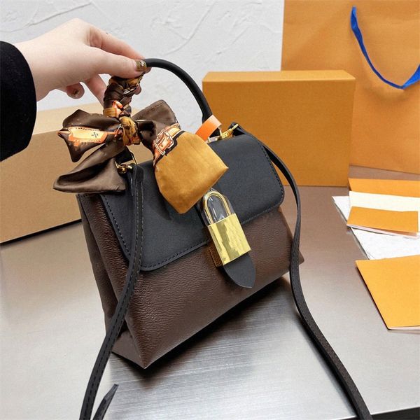 Bolsa Locky BB com acabamento em couro liso revestido de lona Bolsas de ombro Hardware dourado Assinatura magnética Cadeado Clássico Presbiopia Bolsa Designer de luxo Crossbody