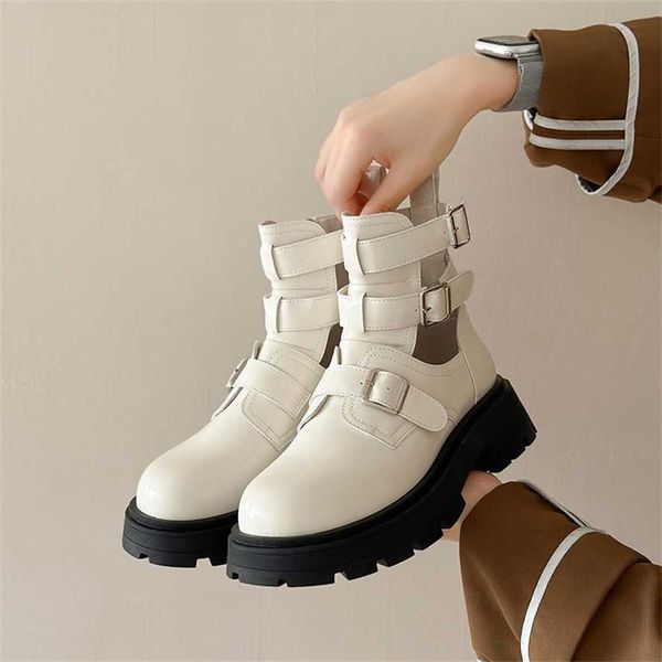 Mulheres Botas de Couro Combinando Branco Flat Bottom Esponja Bolo Cinto Fivela Roman Inglês Estilo Mid Heeled Versátil Martin Boots 230830