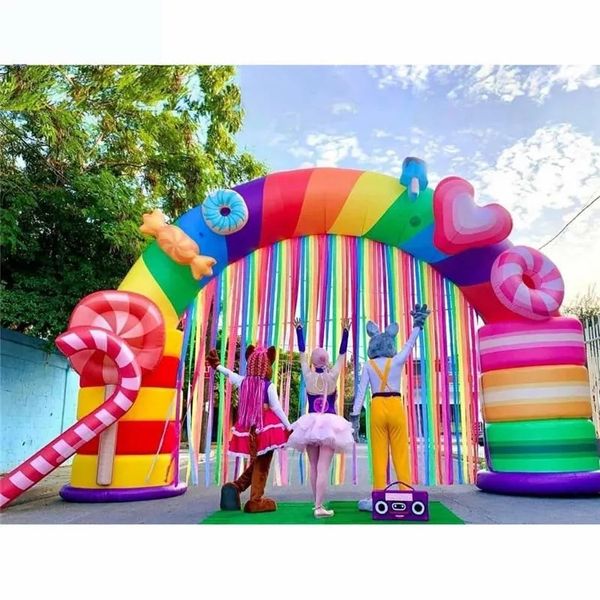 Atacado 7m de largura de arco-íris atraente tem tema bckdrop arco de doces inflável com borlas coloridas