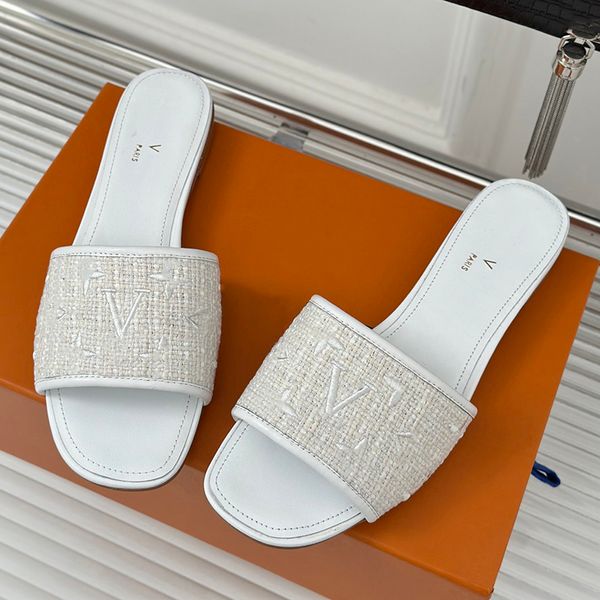 Pantofole da spiaggia da donna di design di lusso Muli Scuff Marchio francese Moda da donna Bagno Pantofole antiscivolo Sandali di alta qualità Parigi Fiori antichi Scarpe casual da donna