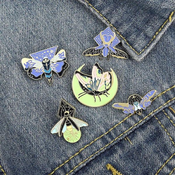 Broschen Kreative Cartoon Nachtleuchtende Insekt Emaille Pins Firefly Moth Schmetterling Brosche Abzeichen Trendy Charm Revers Schmuck Geschenk für Freunde