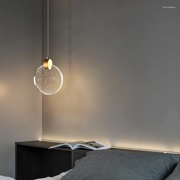 Pendelleuchten, minimalistisches Licht, luxuriös, Hauptschlafzimmer, Nachttisch, Kronleuchter, Netz, roter Hintergrund, Wand, Kristall, Zimmer, kleine LED-Lampe