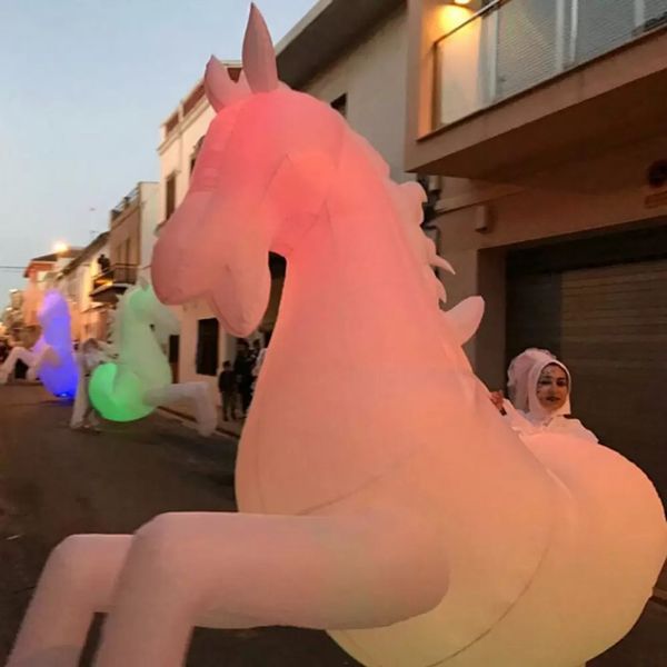 Fantasia inflável adulta personalizada de cavalo 2.5mh com luzes led para decoração de eventos de desfile