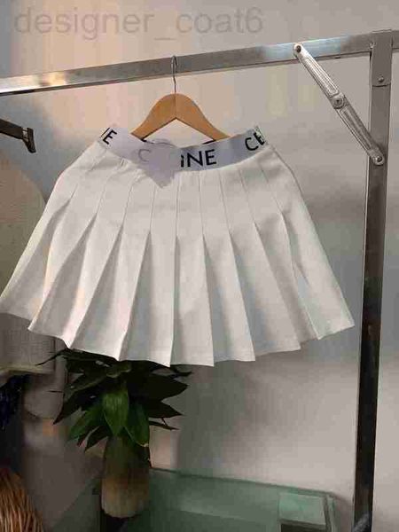Дизайнерские юбки Ce2023 Новая плиссированная юбка с буквой l и облегающим кроем А-силуэта в академическом стиле с подкладкой и коротким телом CL4K