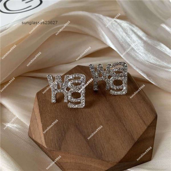 Stud Bolder Letter Wang Atmosphärische Ohrringe coole Korea 2024 Neue Ti de einfache Persönlichkeit Fashion Ins Online Promi -Ohrschmuck J230529