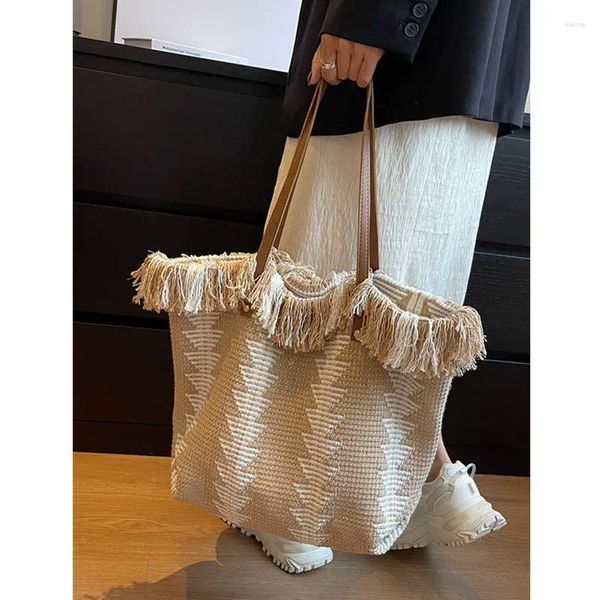 Sacos de cintura Foufurieux Tote Mulheres Primavera Verão Viagem Designer Bolsa de Ombro Tecer Tassel Moda Grande Capacidade Grande Bolsas