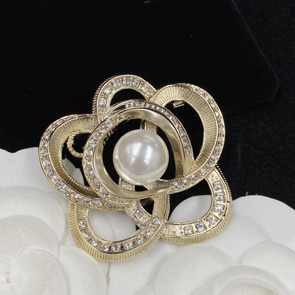 Flor de ouro broches design luxo broche diamante broche para mulher selvagem presente broches acessórios fornecimento