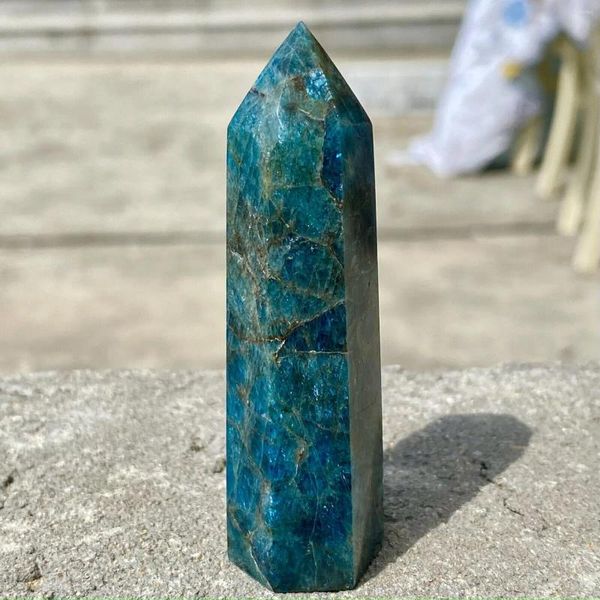 Statuette decorative Cristallo minerale di apatite blu naturale Decorazione domestica della torre di energia curativa del Chakra prismatico esagonale