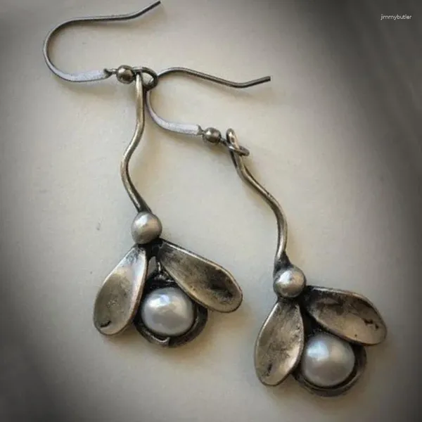 Orecchini pendenti vintage rotondi intarsiati con perle finte bianche Originalità Petali di fiori in metallo color argento lunghi