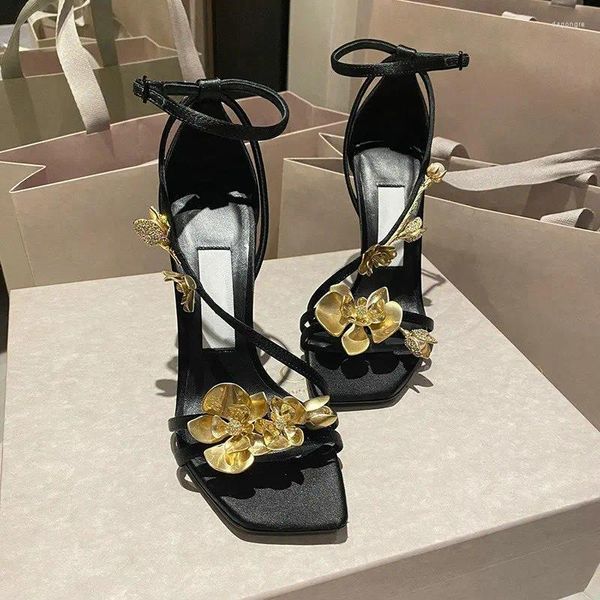 Сандалии, лето 2024, туфли на квадратном тонком каблуке с золотистым цветком и пикантным женским дизайном с открытым носком
